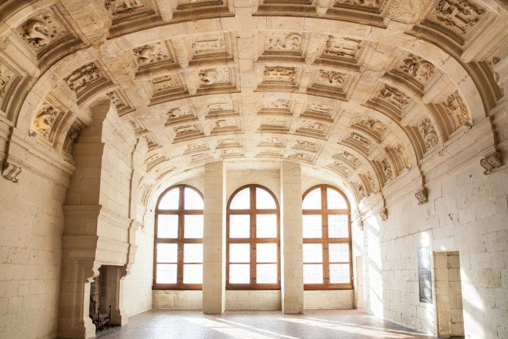 정교한 조각이 돋보이는 화려한 아치형 천장, 3개의 커다란 아치형 창문, 햇살이 비어 있는 방으로 쏟아져 들어옵니다.