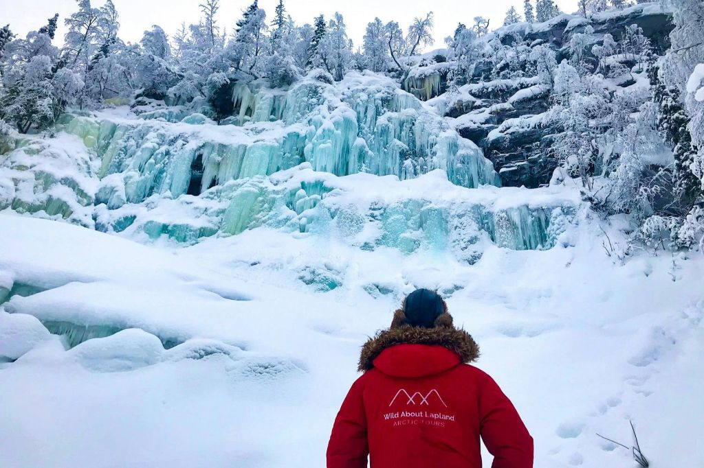 코루오마 협곡의 장엄한 얼어붙은 폭포 탐방