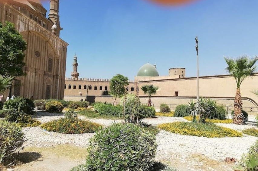 전문가의 안내를 받아 아름다운 건축물과 풍부한 역사를 자랑하는 카이로의 알하킴 모스크를 둘러보세요.