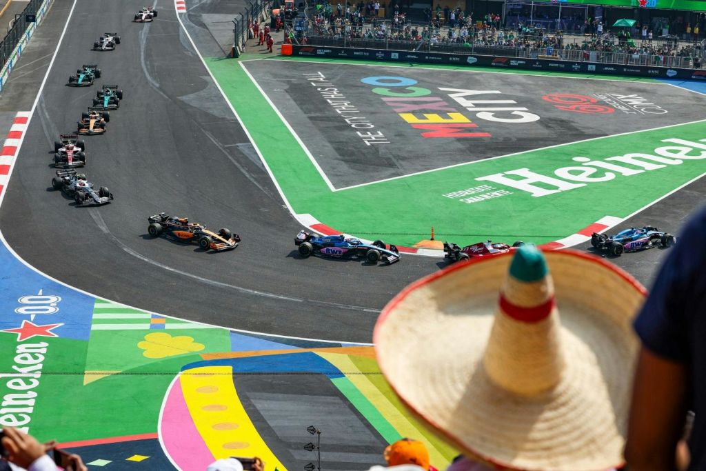 멕시코 그랑프리를 위한 포로 솔 야구 경기장 그랜드스탠드에서 바라보는 그랜드스탠드 전망