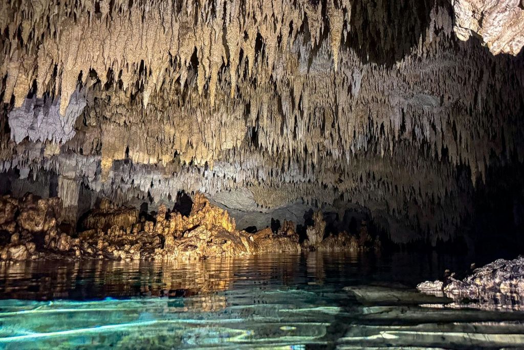 동굴에서 즐기는 스노클링
