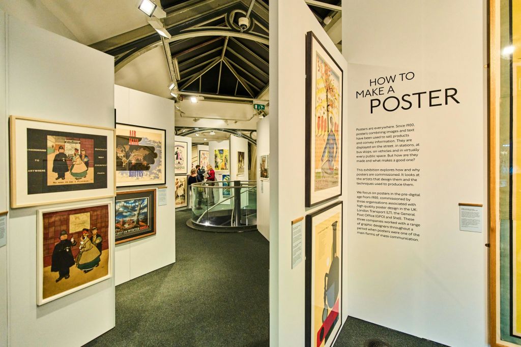 런던 교통 박물관에서 포스터 전시를 만드는 방법.