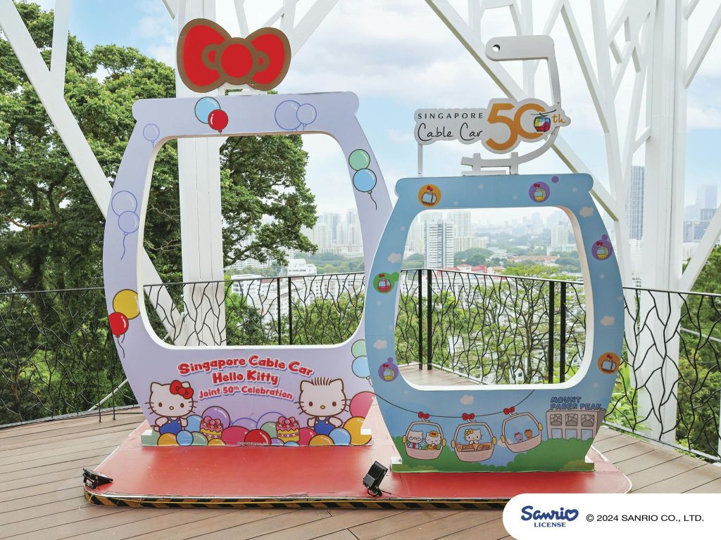 헬로 키티 테마로 싱가포르 케이블카 50주년을 기념하여 경치 좋은 전망대에 장식된 두 개의 컷아웃.