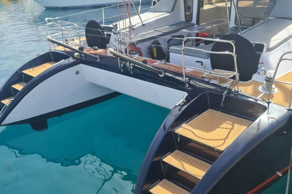 호화로운 쌍동선 포옹을 즐기며 휴식을 취해보세요