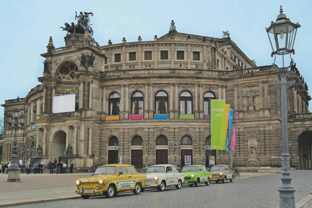 셈페르오페라 앞에서 즐기는 트라비 사파리