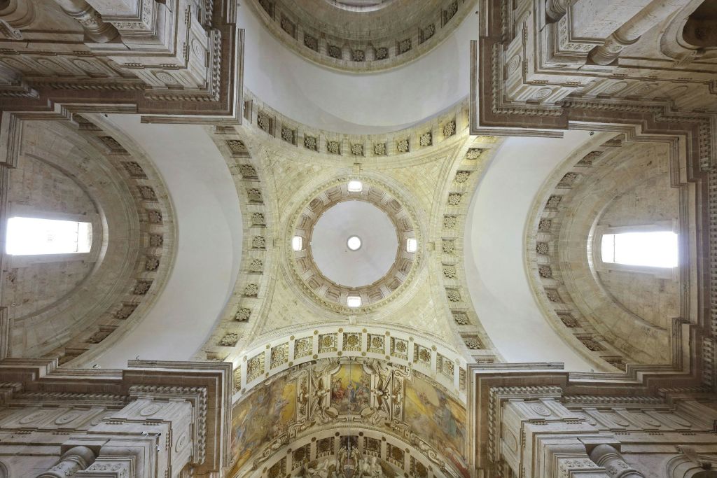 중앙 돔, 페인트 프레스코화, 건축 디테일이 돋보이는 웅장하고 대칭적인 디자인의 화려한 대성당 천장.