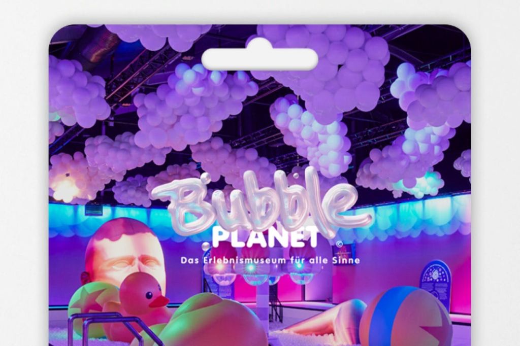 풍선 장식, 팽창식 물체, 'Bubble Planet' 이라는 글씨가 눈에 띄게 전시된 다채로운 방.