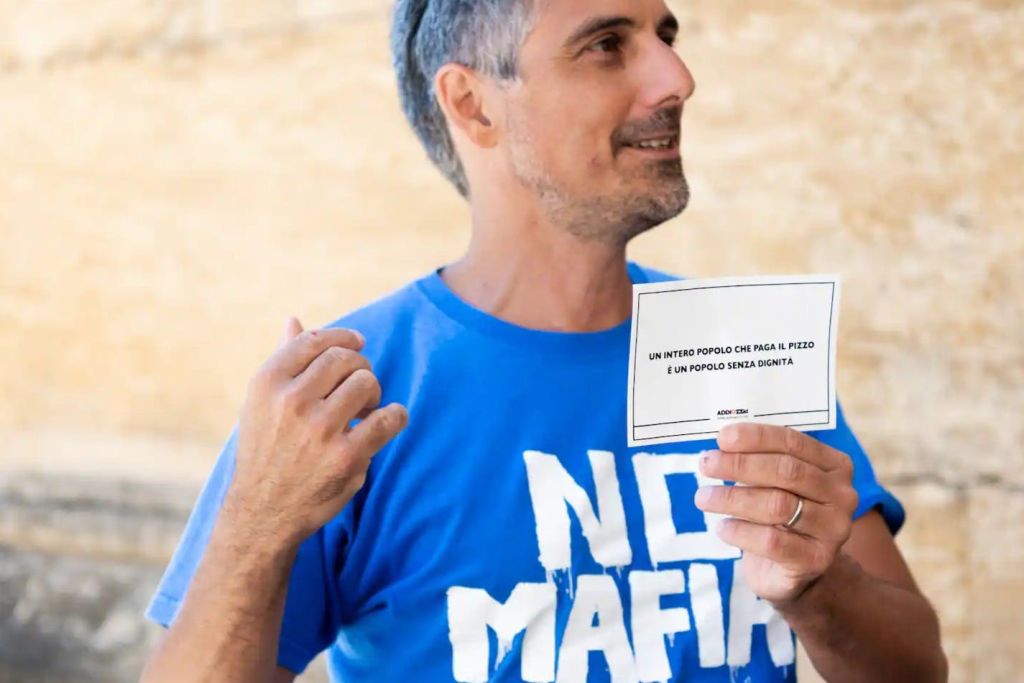 아디오피조 위원회 (Addiopizzo Committee) 의 유명한 명언: "피자에게 돈을 주는 민족은 존엄성이 없는 민족이다."