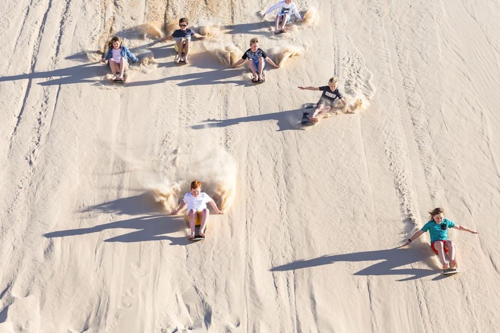 샌드 보딩은 모든 연령대에 적합합니다.