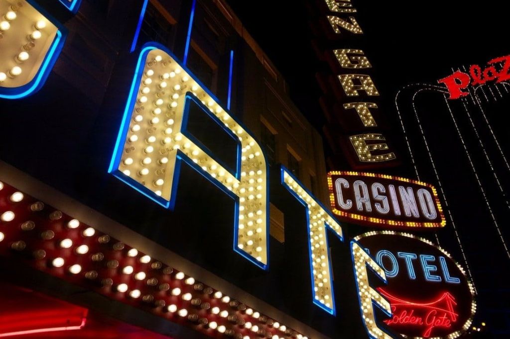 프리몬트 스트리트 애프터 다크 - 글리터 걸치