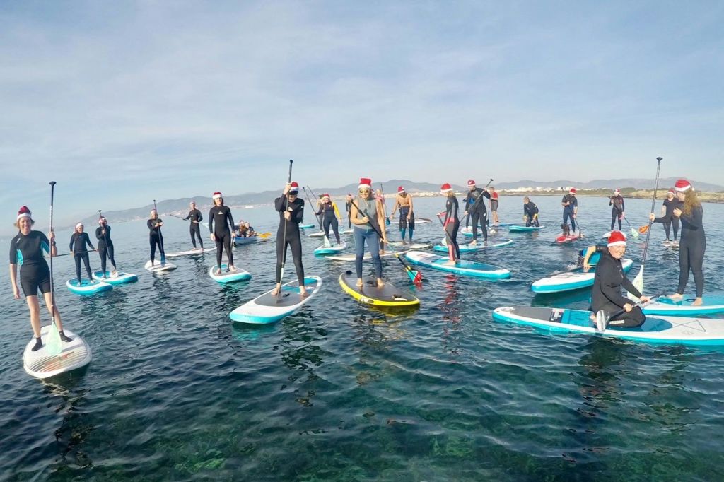 칸파스티야 해변에서 스탠드업 패들보딩 즐기기