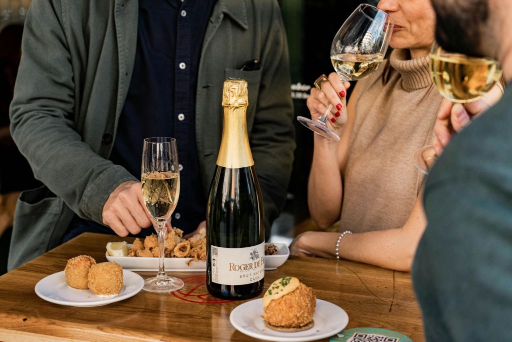 스페인식 타파스와 스파클링 와인 한 잔.