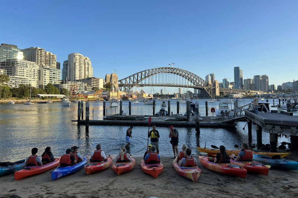 시드니 하버 브릿지를 배경으로 각 세션 전 안전 브리핑