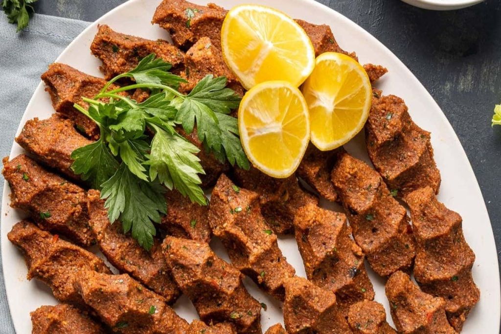 Ciy Köfte는 불구르, 호두 및 많은 향신료를 혼합하여이 놀라운 채식 요리를 만듭니다. 터키 클래식