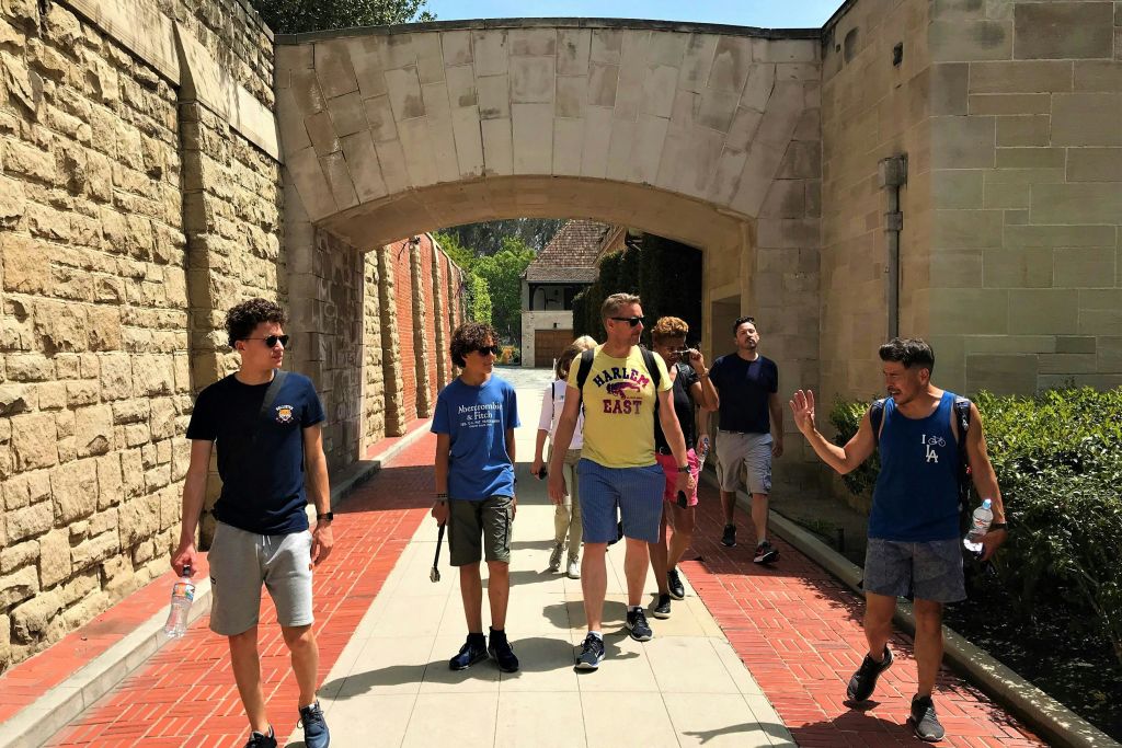 특별한 투어를 통해 악명 높은 그레이스톤 저택을 둘러보세요