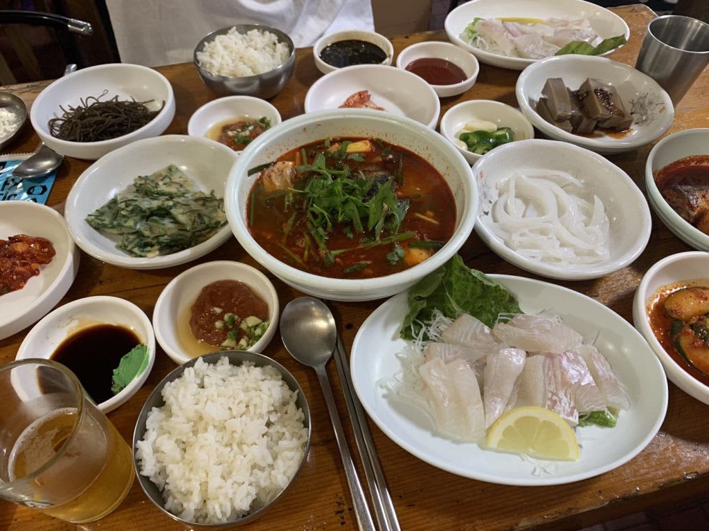 Hoe Baekban (sliced raw fish set meal)