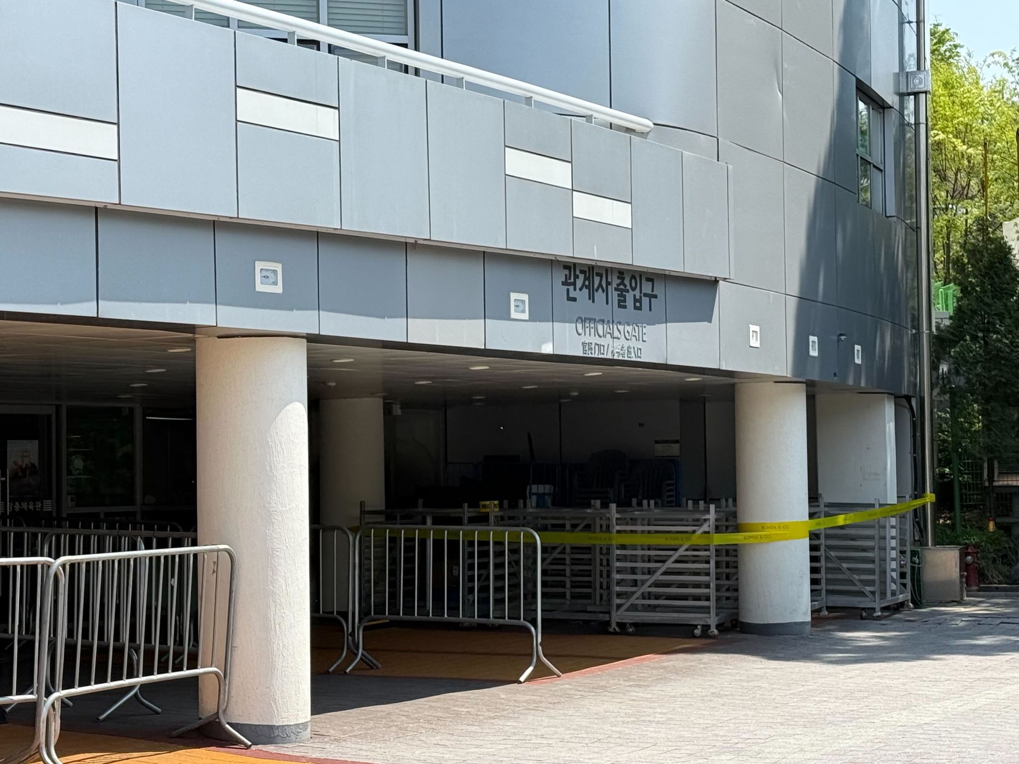 地上 関係者入口