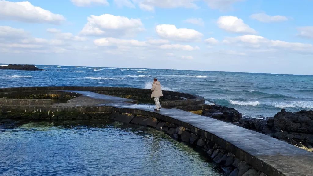 済州島の神秘的な湧泉、チョングル水の絶景 | NOL World