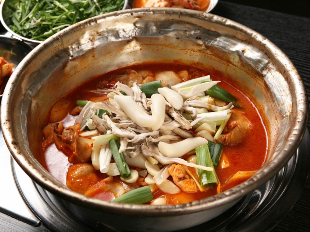 Muldakgalbi (spicy grilled chicken in a hot broth)