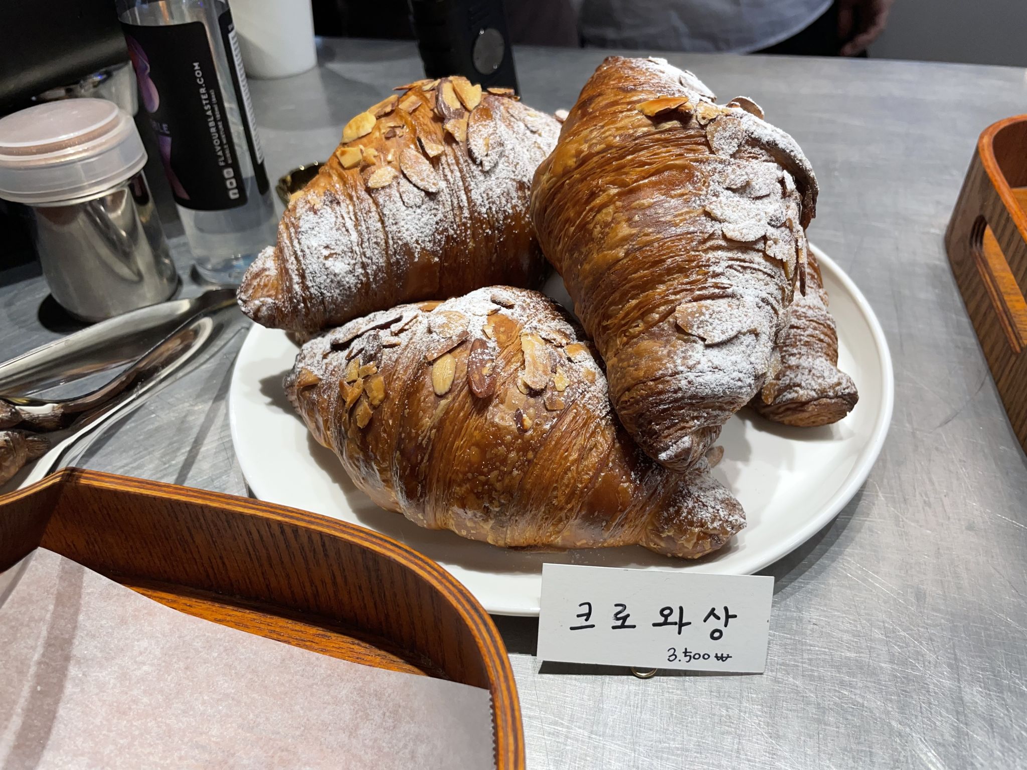 弘大のフュージョン韓屋カフェ「申李道家（シンイドガ）」 | NOL World