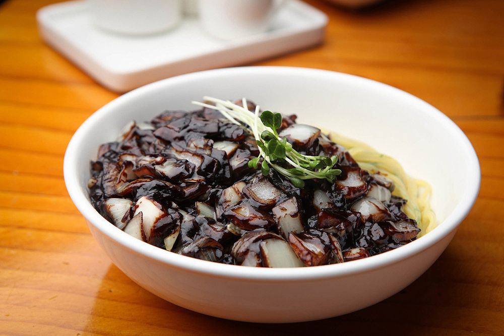 Gan-jjajangmyeon (black bean sauce noodles)