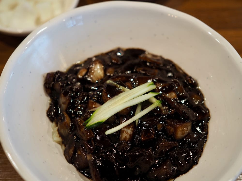 Uni Jjajangmyeon (noodles in black bean sauce with minced meat)