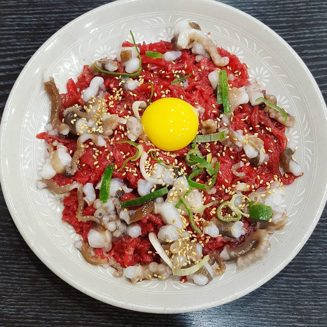 Yukhoe Nakji Tangtangi (beef tartare with chopped live octopus)