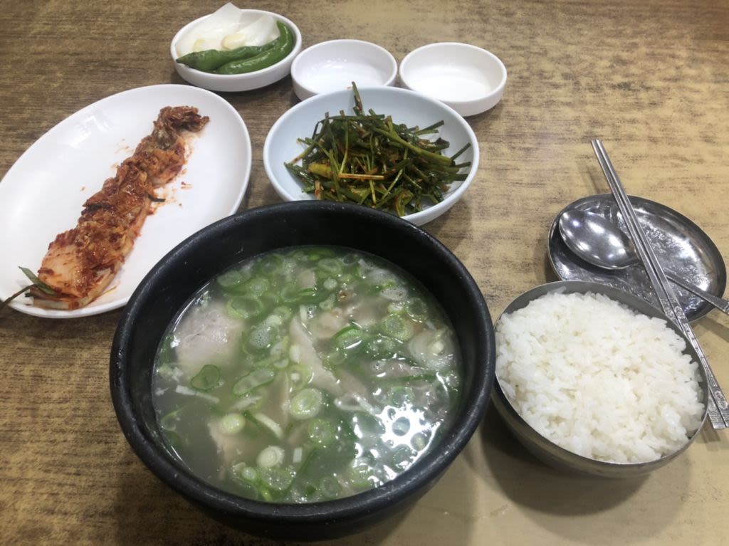 Dwaeji Gukbap (pork soup with rice)