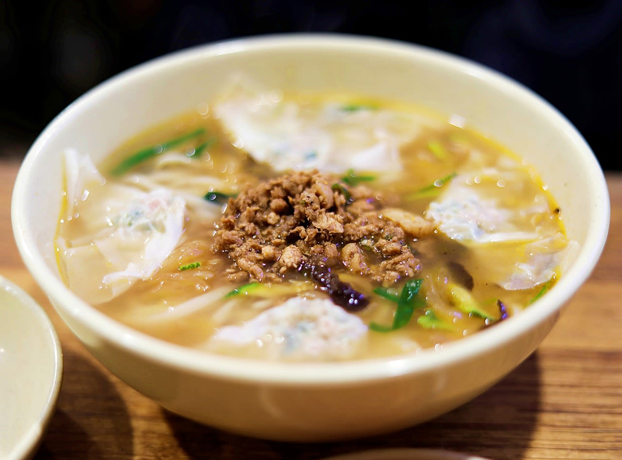 Kalguksu (knife-cut noodle soup)