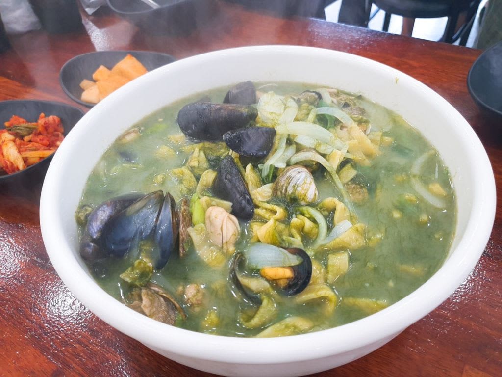 Seaweed Fulvescens and Oyster Kalguksu