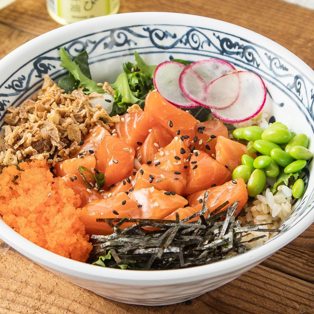 Classic salmon poke