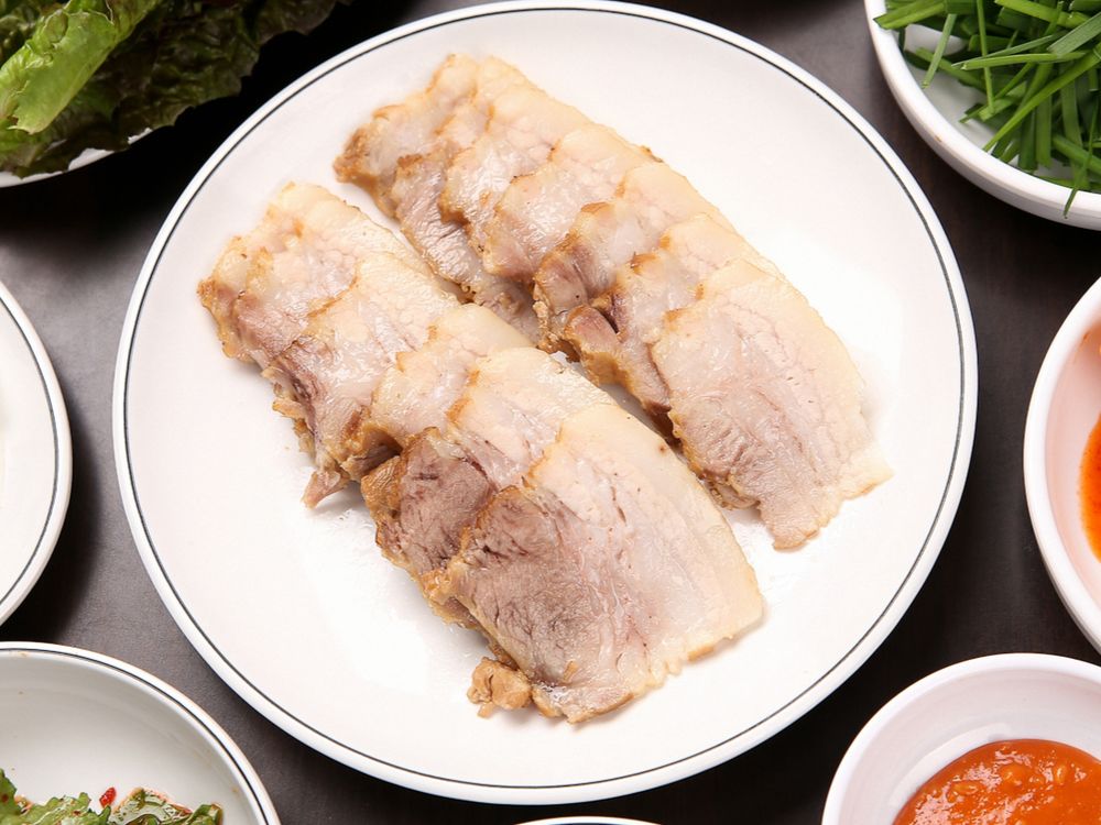 Suyuk (boiled pork belly slices)