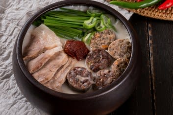 Dwaeji Gukbap (pork soup with rice)