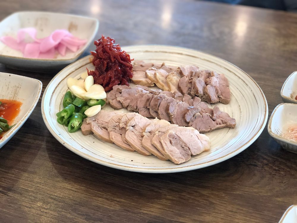 Jaebok-jangban (pork dishes paired with Eoriguljeot (spicy salted oysters))