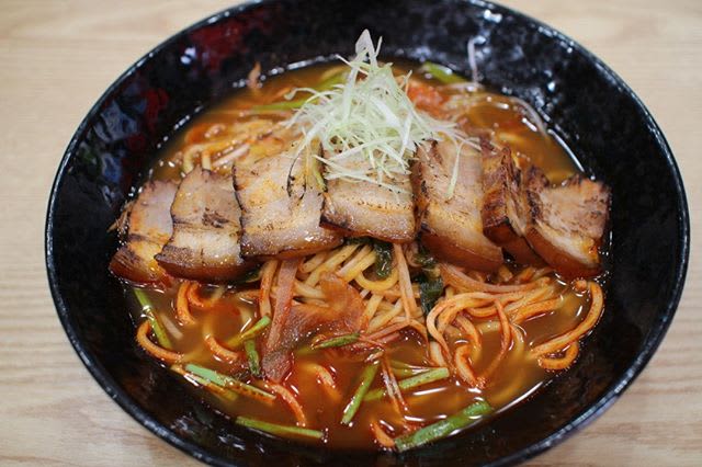 Spicy Dombe Ramyeon (spicy instant noodles with steamed pork slices)