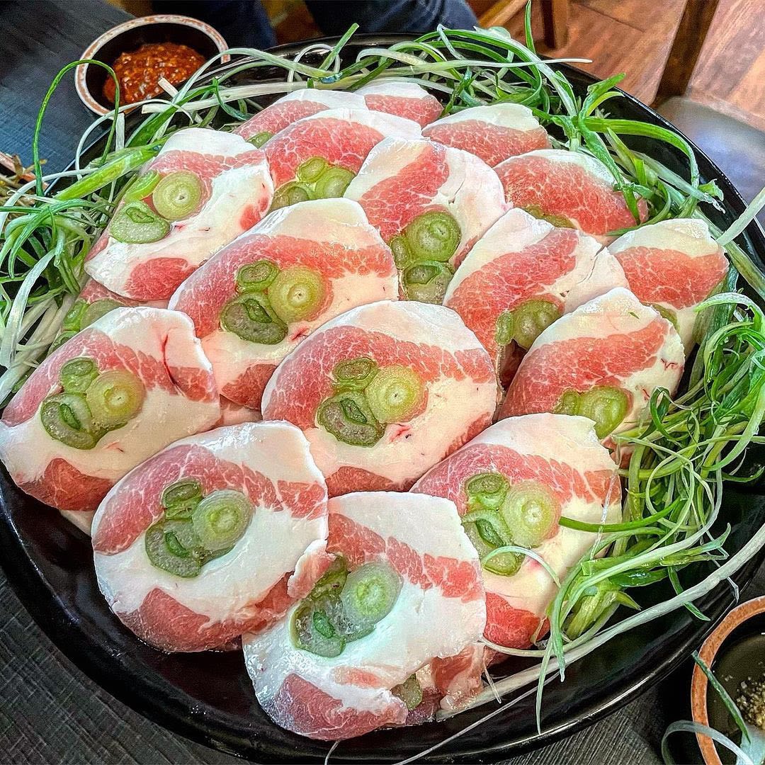 Pa-Samgyeopsal (Samgyeopsal grilled with green onions)