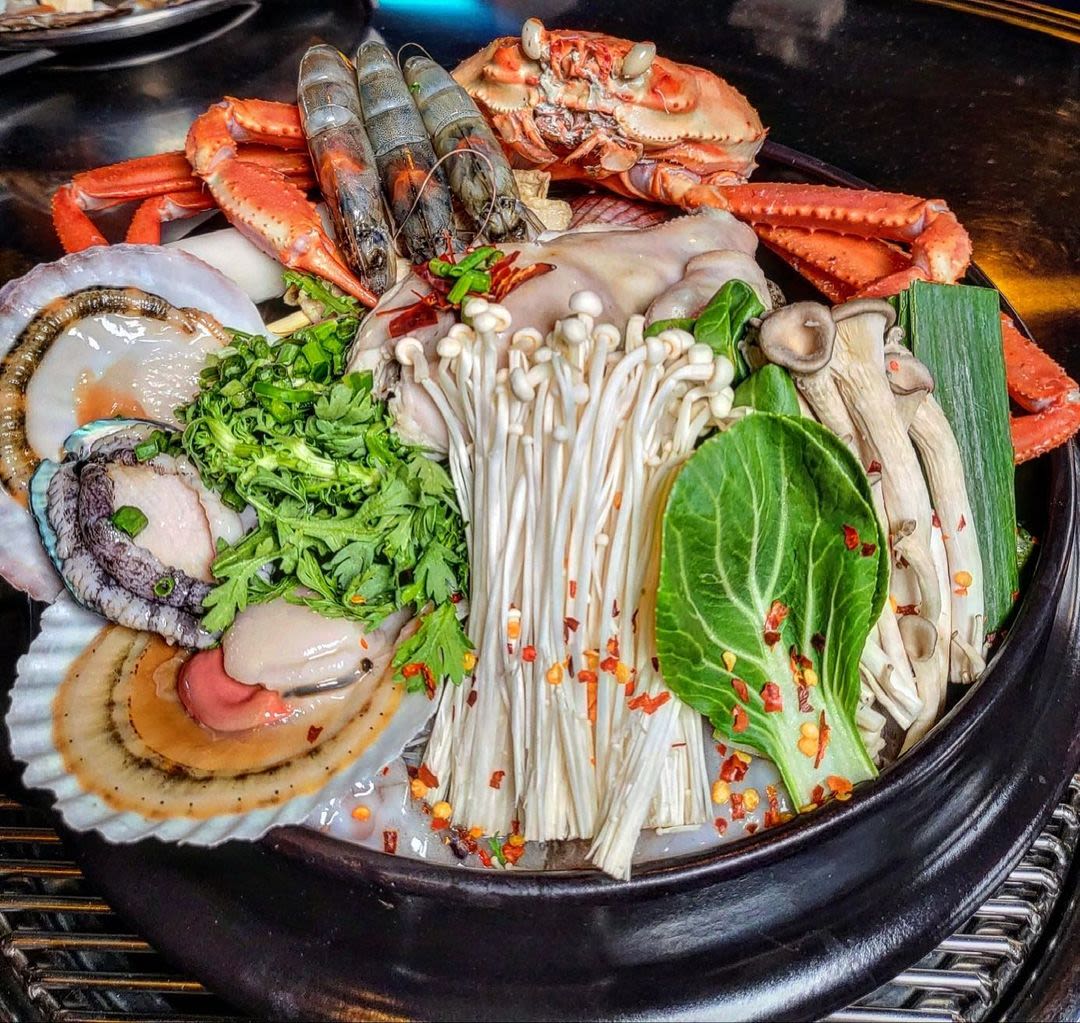 西面の貝焼き専門店「ジョゲコンジャン」3段トレーの豪華シーフード