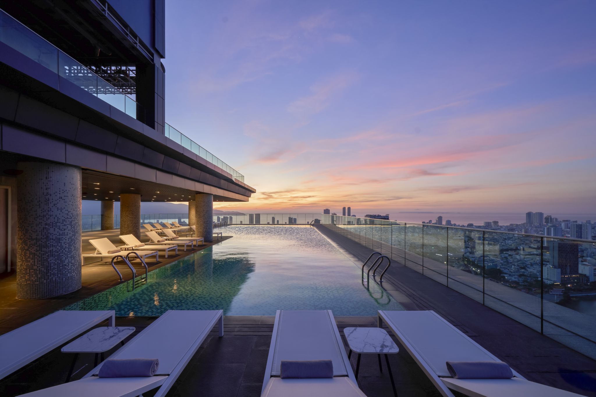 부산출발]다낭/호이안,25년 오픈 5성급 코트야드메리어트,NO옵션,스톤마사지+3대야경투어 | NOL 인터파크투어