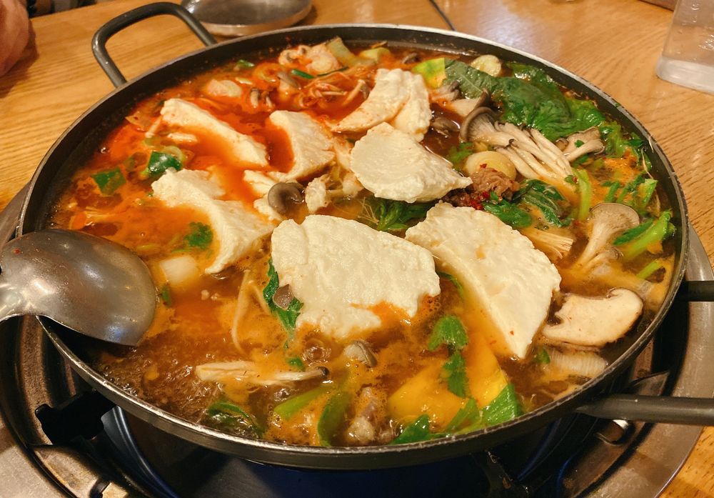 Kimchi Jeongol (hot pot)