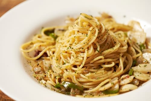 さまざまな野菜を入れたオイルパスタ