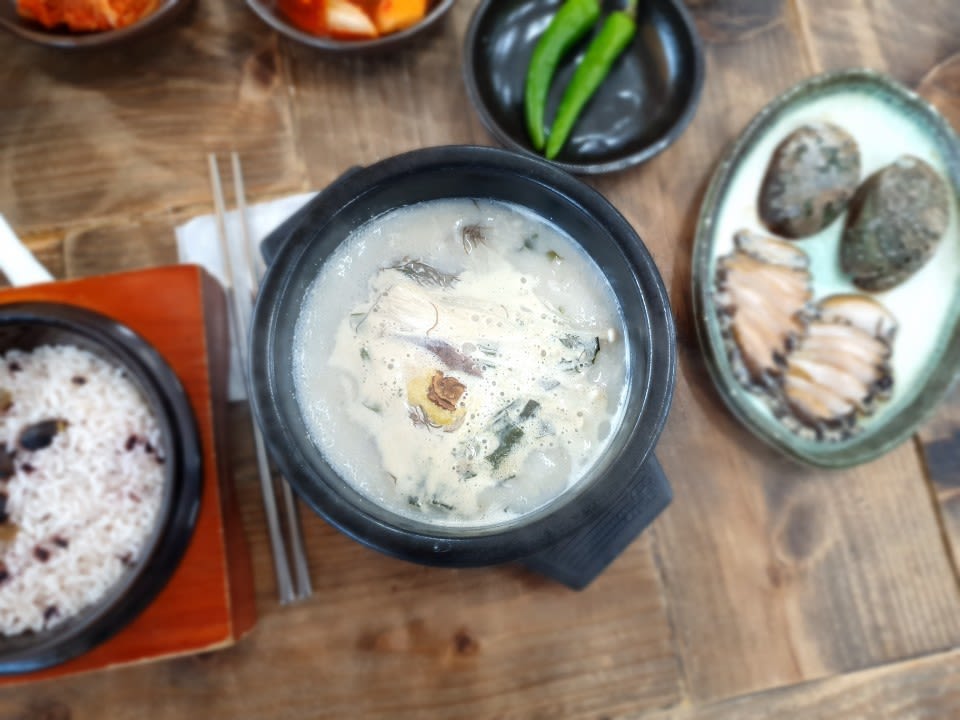 Jeonbok Seolleongtang (ox bone soup)