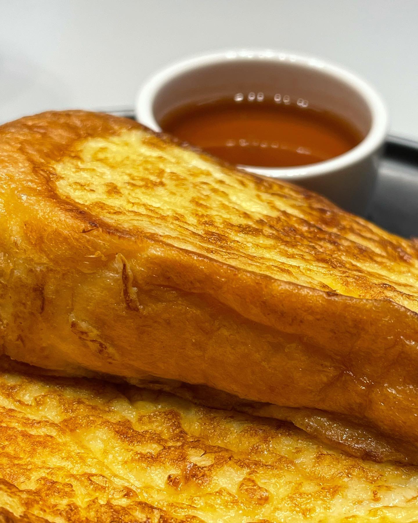 フレンチトーストとメープルシロップ