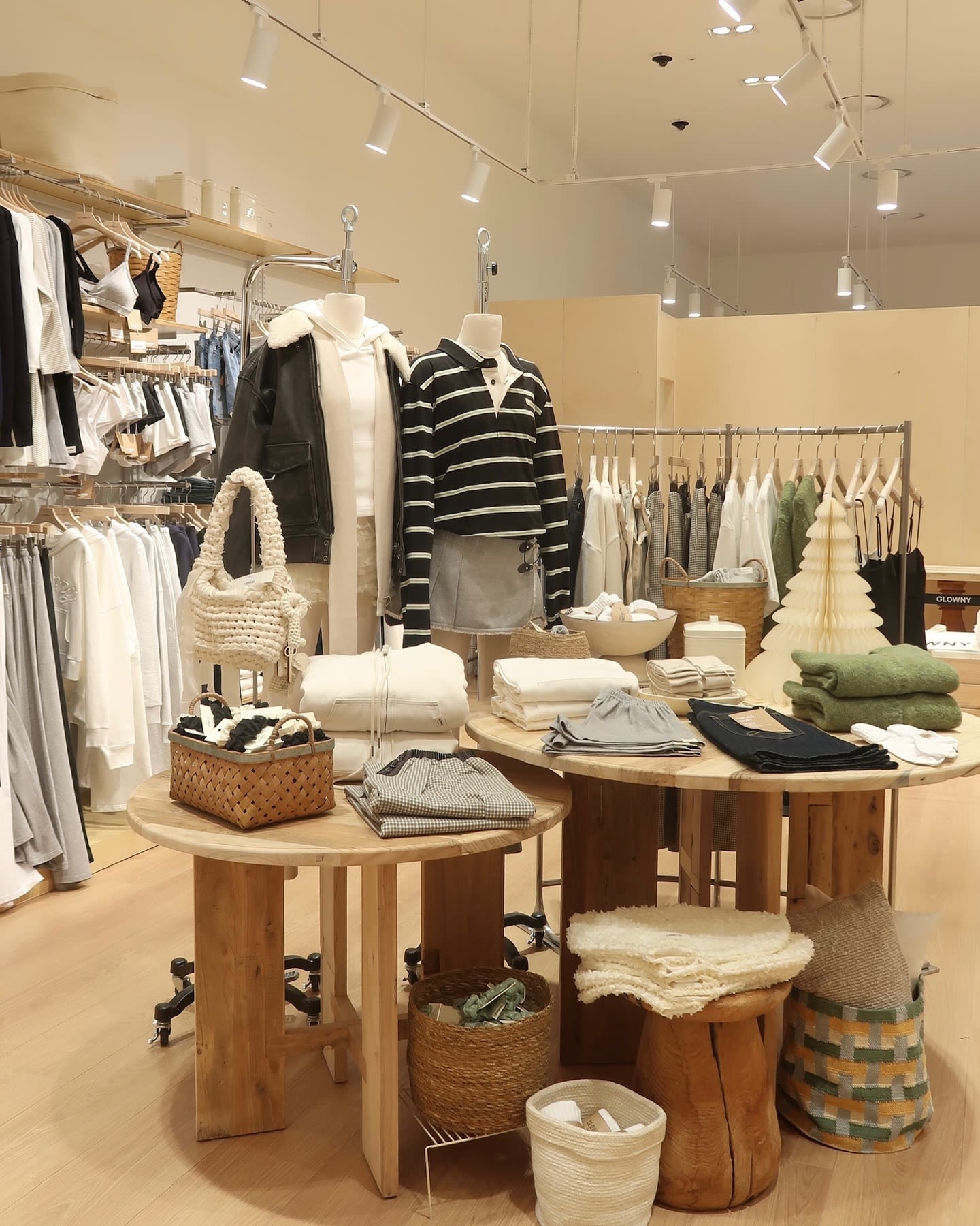 Glowny Lotte World Mall - Designer Fashion in Seoul | NOL World