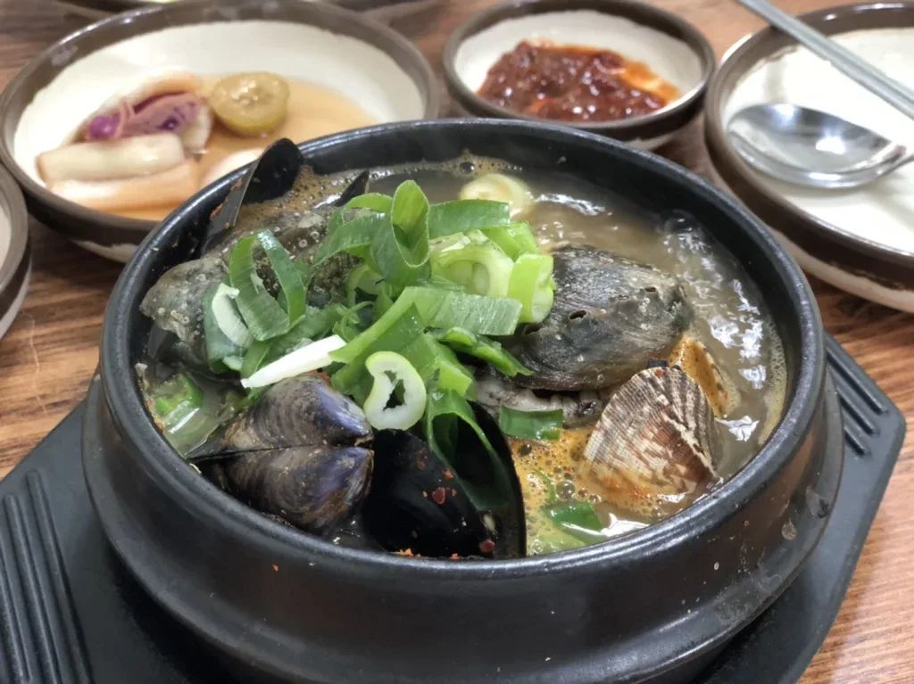 Jeonbok-ttukbaegi (abalone hot pot)