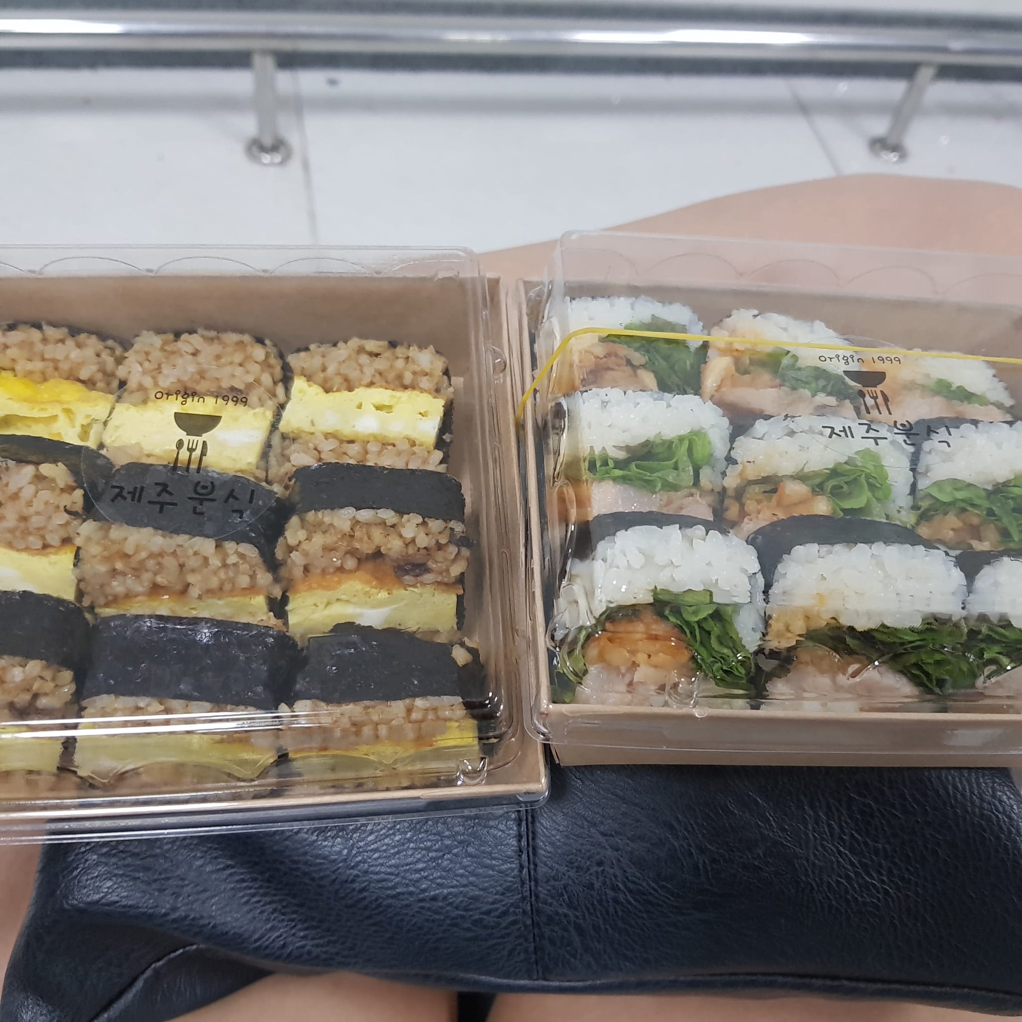 Dombe Gimbap (seaweed rice rolls with steamed pork slices)