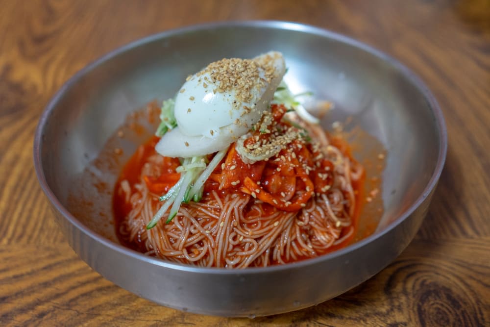 Hoe-naengmyeon (cold buckwheat noodles with sliced raw fish)