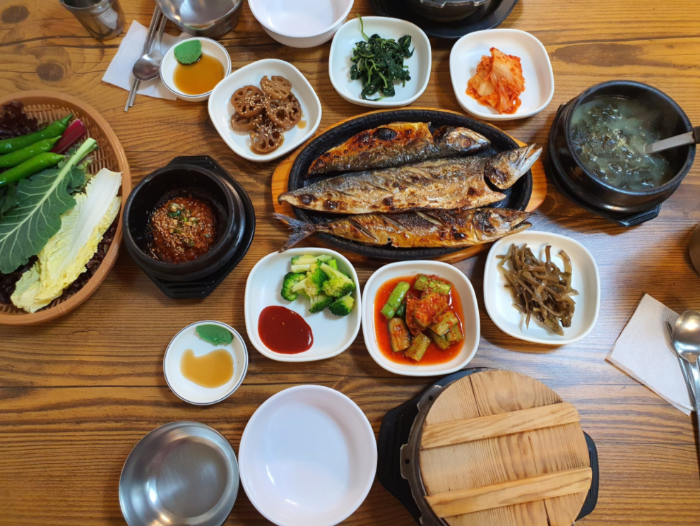 Grilled fish Ssambap (grilled fish served with steamed rice and vegetable leaf wraps)