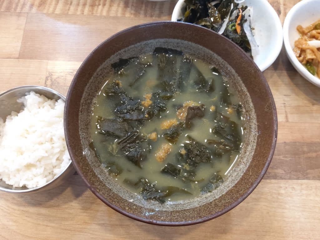 Sea Urchin Miyeok-guk (seaweed soup)