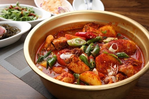 Dakbokkeumtang (Spicy braised chicken)