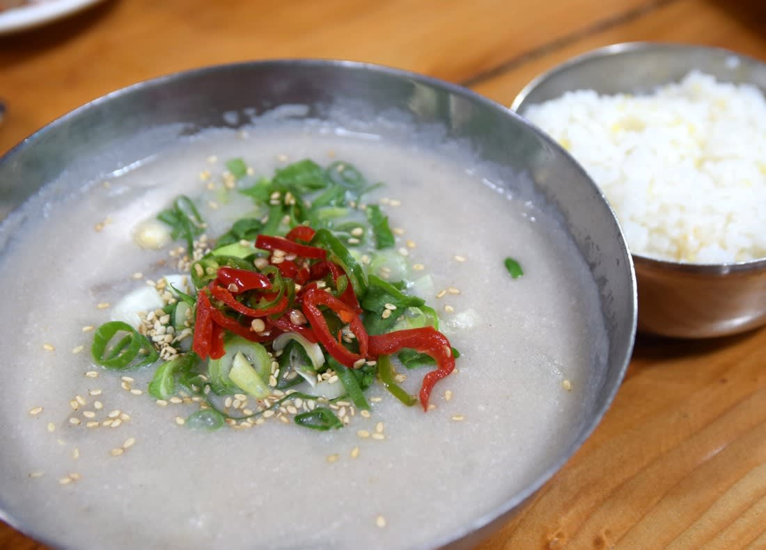 Jeopjjakbbyeoguk (pork shoulder bone stew)